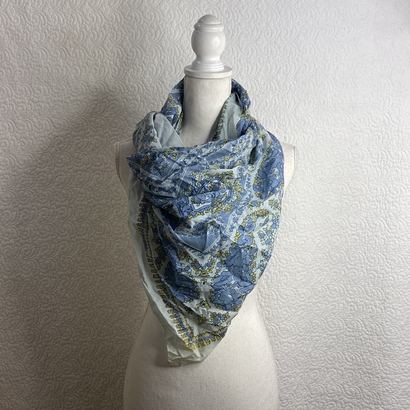 Large triangle neck scarf - Picture 2 of 3